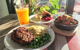 Breakfast & Dinner Included - Top-Floor Apartment Maroochydore Cbd